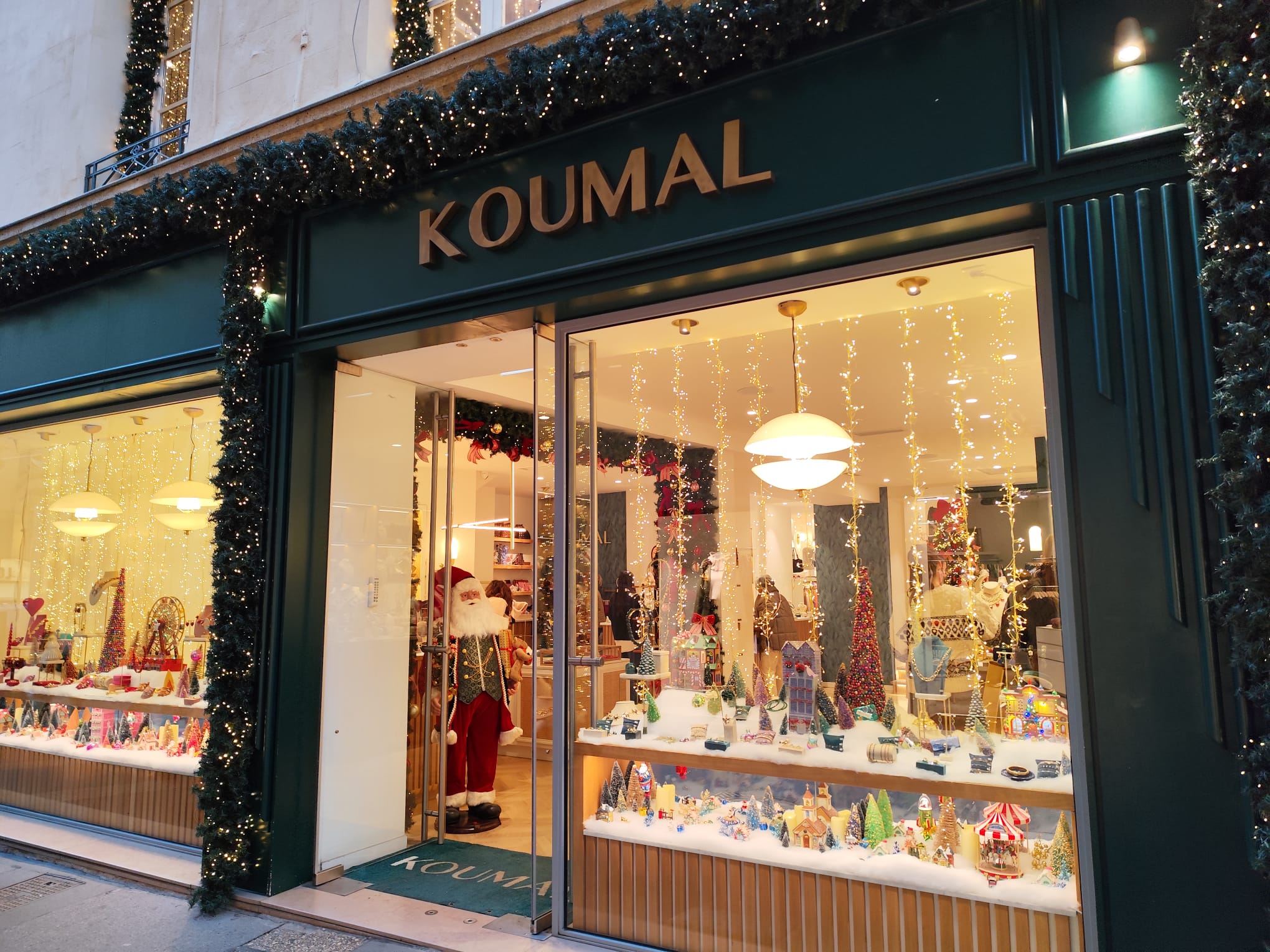Vitrine — Koumal (photo 1)